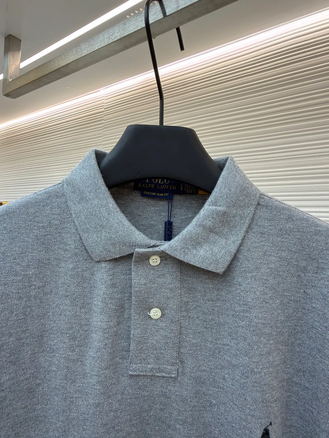 Ralph Lauren embroidered logo Polo shirt ●Original version: Purchased and developed for 1290 ●Item number: 1682566-A15 ●Material: piqué cotton fabric ●Technology: embroidery production ●Color: gray ●Version: Fitted version ●Weight: about 280 grams ●Size: S-M-L-XL ●Description: Customized piqué cotton sateen, compact and delicate, comfortable and skin-friendly, elegantly presented with a touch of deep black The iconic white pony embroidery is like a smart musical note dancing on the black canvas. It is simple but highly recognizable. It is a versatile artifact in the wardrobe. It has a very simple shape and contains the soul of fashion. It adopts imported machine embroidery technology. It uses advanced computer control systems and precision mechanical parts to realize the iconic pony embroidery operation with high precision. The lines are smooth and delicate, and the fabrics have been washed. It has a better hand feel and texture. It is not easy to deform, not easy to shrink, not easy to fade, and maintains long-term beauty. The overall wiring is straight and delicate, the fabric is comfortable and soft, and the color is consistent without color difference. It can be matched with the same style to create a fashionable look and control various occasions. Customized accessories, complete with three standards, same style for men and women!